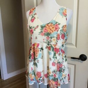 NWOT Floral Billabong top. Large with Crochet Lace